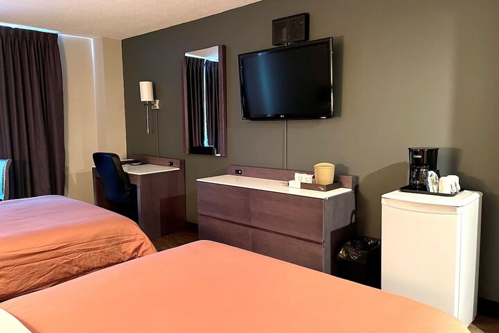 Quadruple 2 Double Beds (1 of 10)