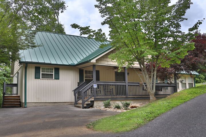 Holly Grove 1 - Three Bedroom Chalet in Pigeon Forge, TN