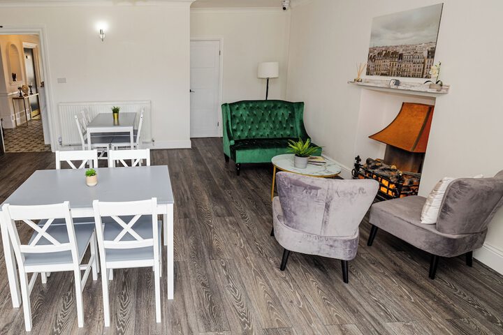 Lounge 120 of 129