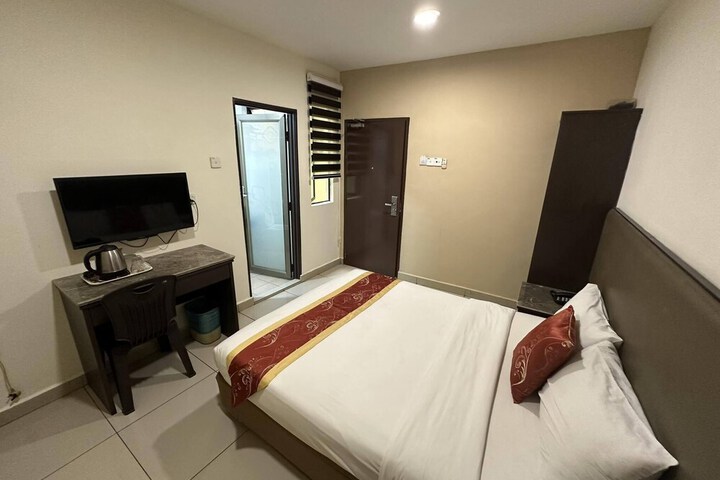 Room 4 of 13