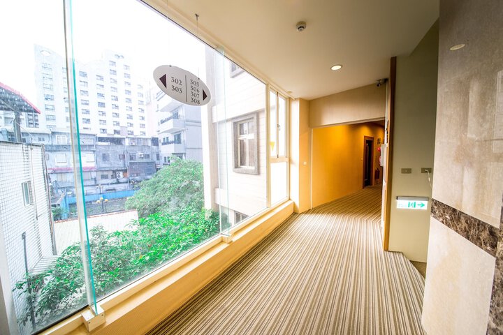 Room 17 of 27