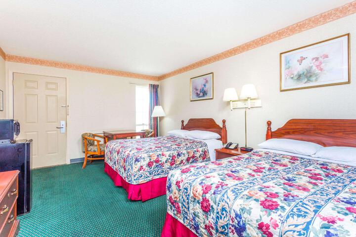 2 Double Beds (3 of 8)