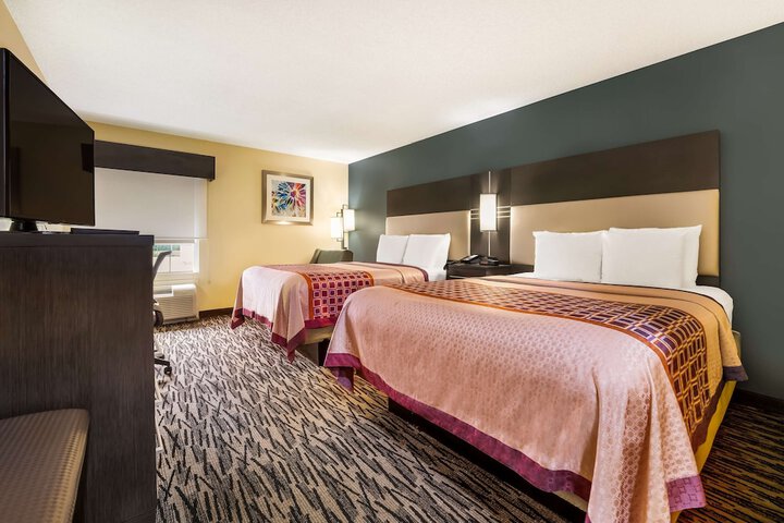 2 Queen Beds Microwave and Refrigerator WiFi Full Breakfast (6 of 15)