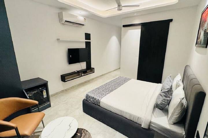 Room 11 of 32
