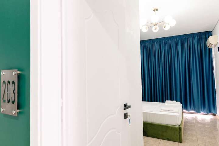Room 33 of 65