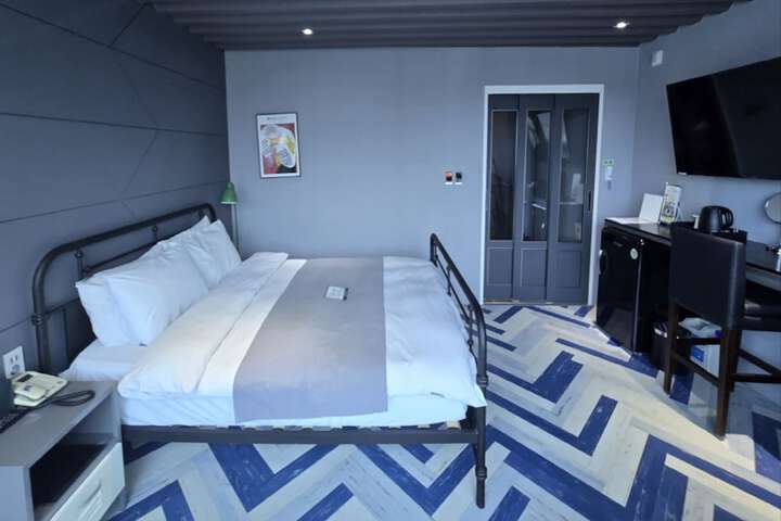 Room 44 of 184