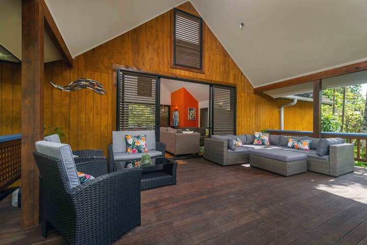 Lounge 14 of 28