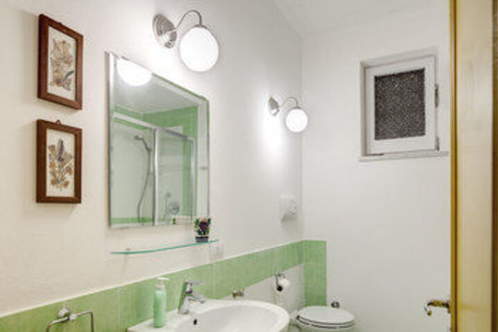 Room 4 of 18