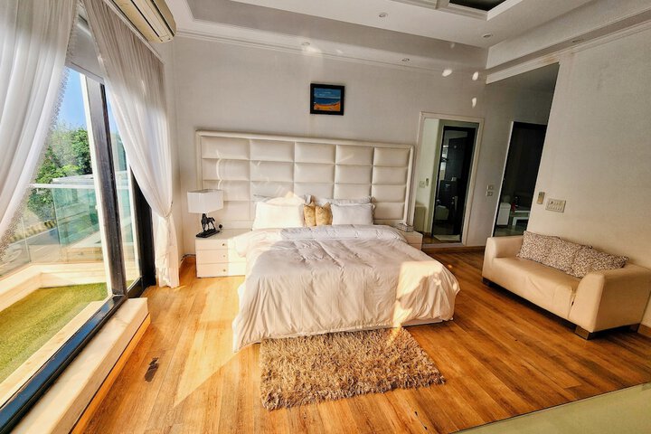 Room 11 of 22