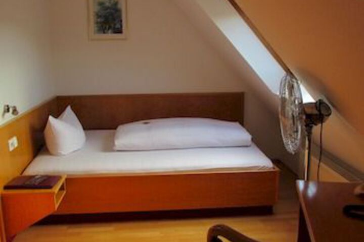 Room 32 of 60