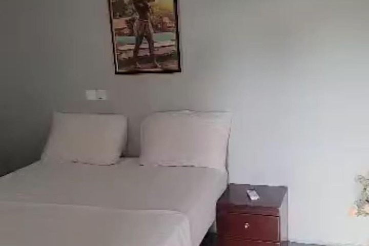 Room 2 of 10