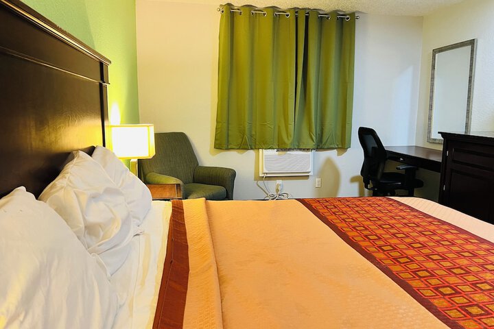 1 King Bed (8 of 8)
