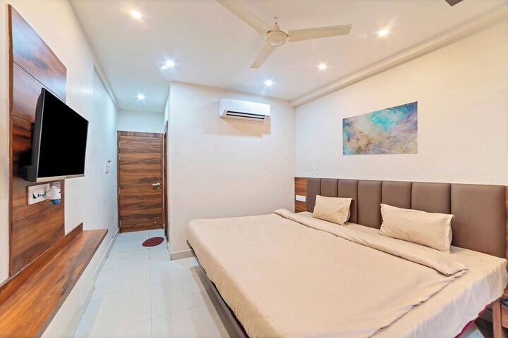 Room 13 of 33