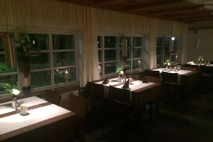 Dining 24 of 34
