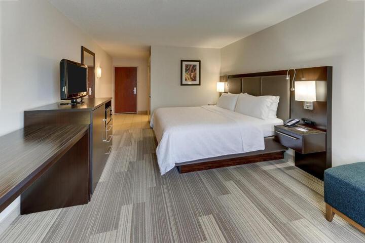 1 King Bed (2 of 14)