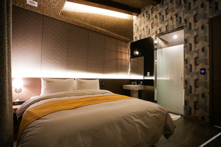 Room 52 of 91