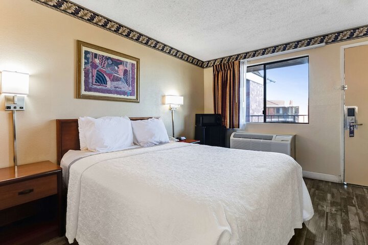 1 Queen Bed (4 of 10)