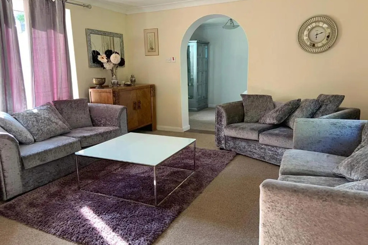 Photo of Captivating Bungalow With Garden in High Wycombe