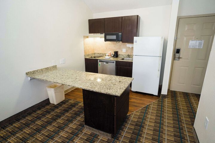 1 Queen Bed Suite (28 of 36)