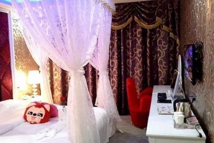Room 2 of 8