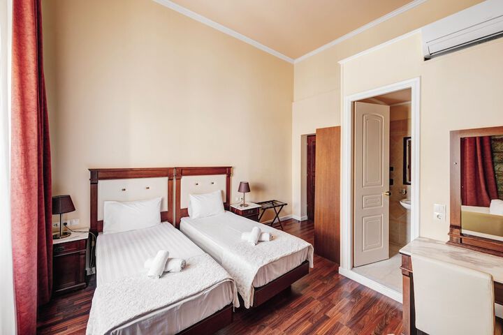 Room 14 of 93