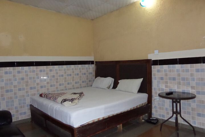 Room 7 of 12
