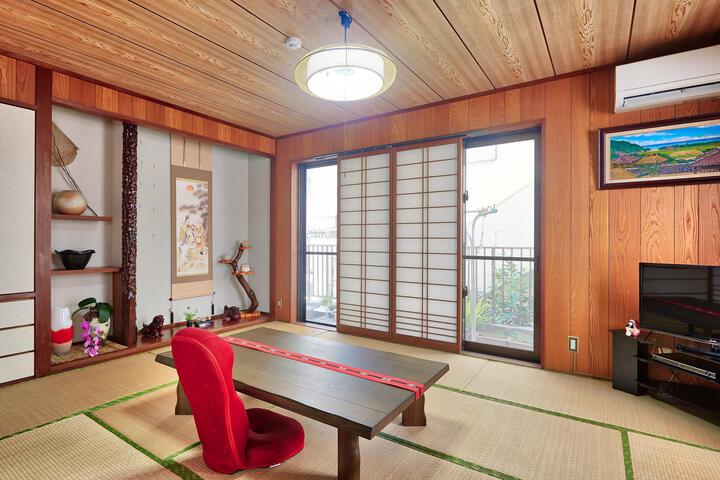 Room 4 of 8