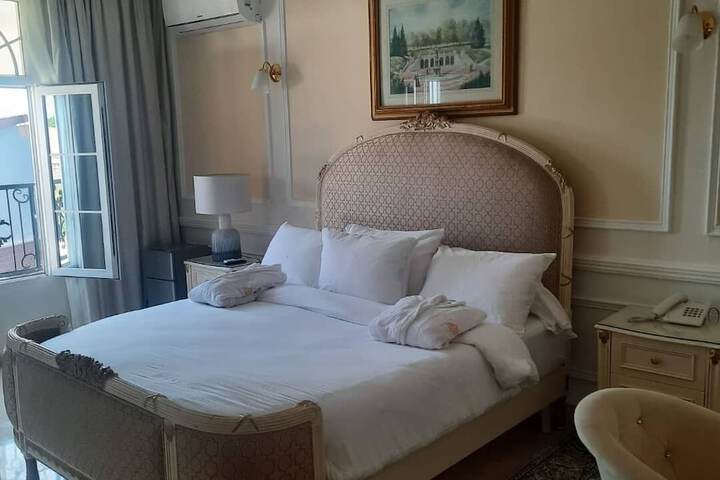 Room 4 of 12