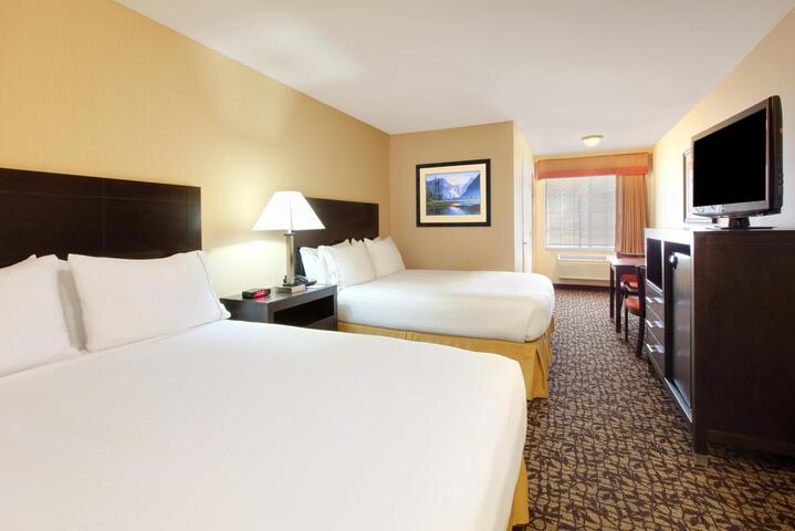 1 Queen Bed (9 of 11)