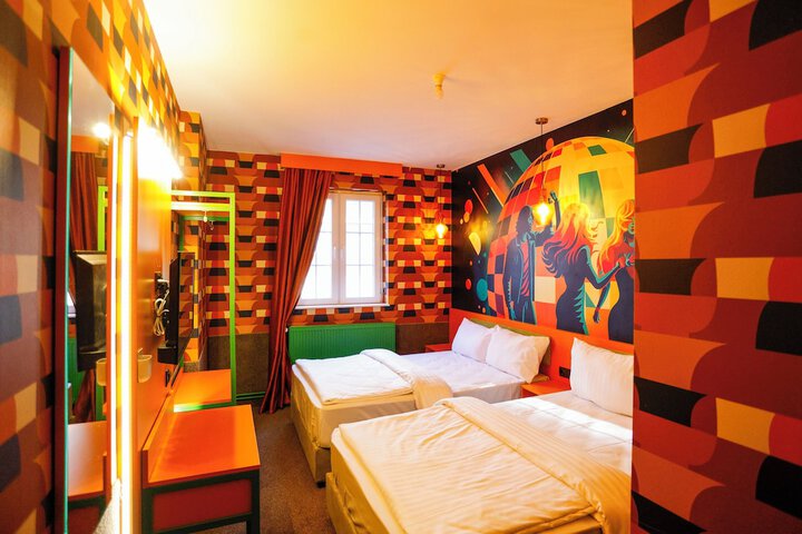 Room 12 of 18