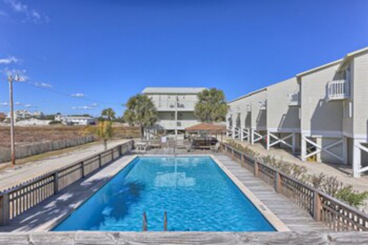 Pool 20 of 32