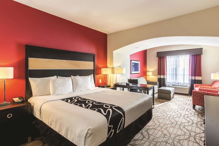 1 King Bed (2 of 14)