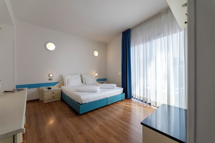 Room 37 of 104