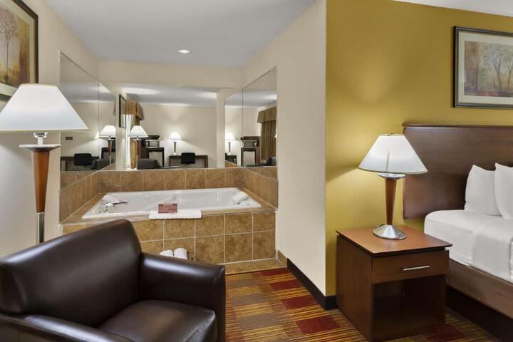 1 King Bed Ground Floor Smart TV, Microwave and Refrigerator Wood Floor WiFi Full Breakfast (8 of 21)