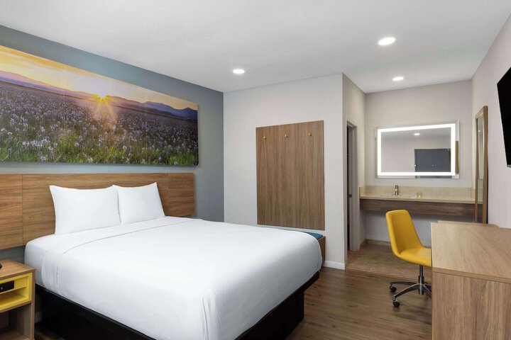 1 Queen Bed (2 of 18)