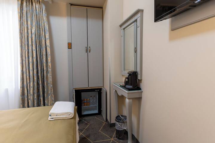 Room 21 of 77