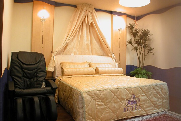 Room 12 of 51