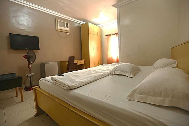 Room 6 of 17