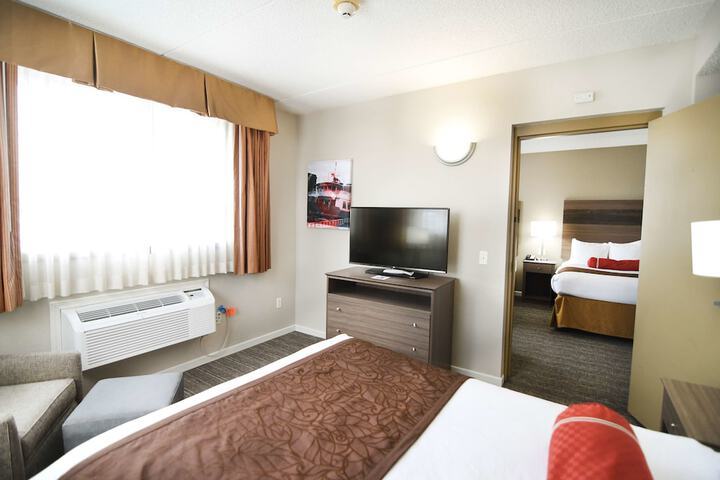 Accessible Suite King Bed Accessible Bathtub Microwave and Refrigerator WiFi Non S (8 of 39)