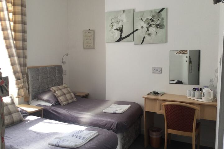 Room 33 of 170