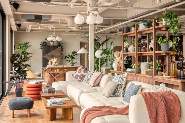 Lounge 17 of 26