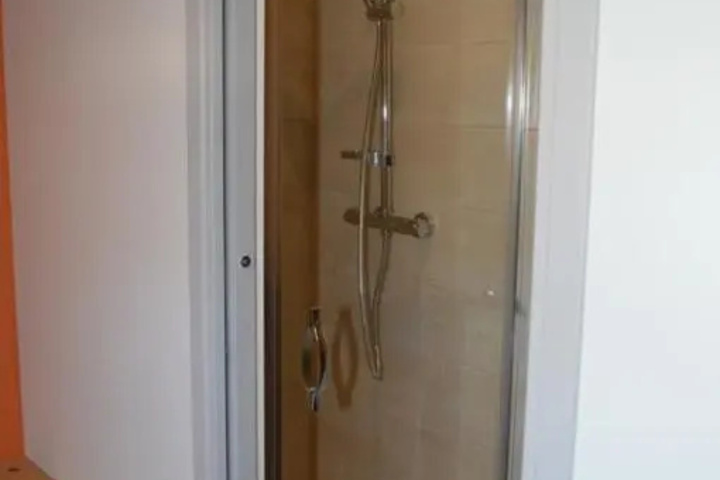 Room 4 of 8