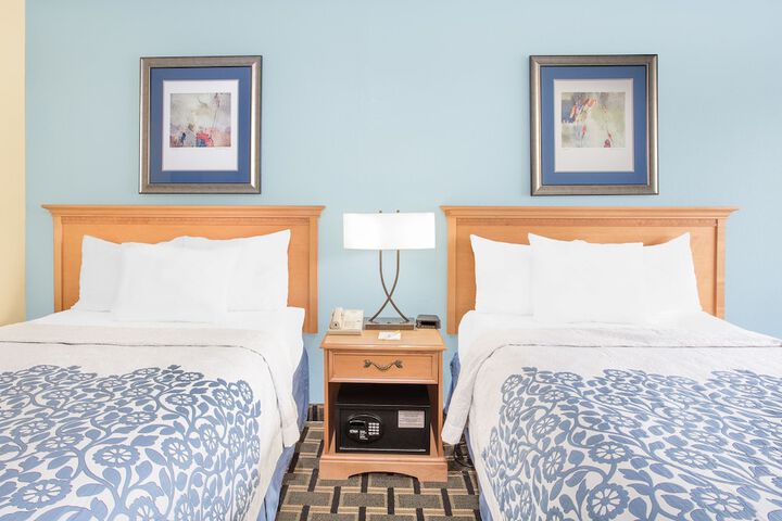 2 Double Beds (6 of 8)