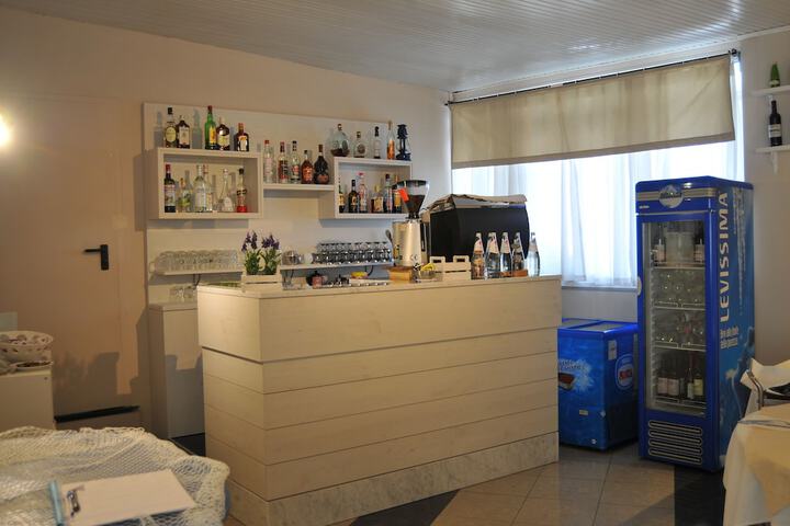 Lounge 32 of 45
