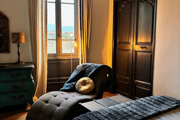 Room 10 of 37