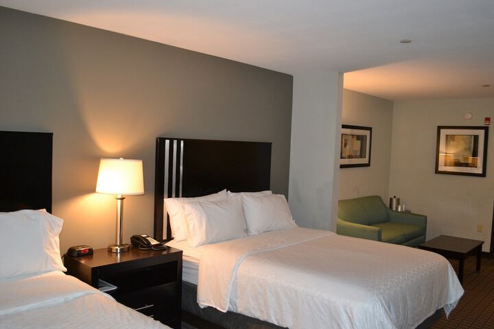 2 Queen Beds (5 of 12)