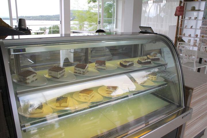 Lounge 122 of 159
