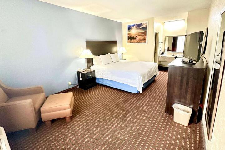 1 King Bed (8 of 17)
