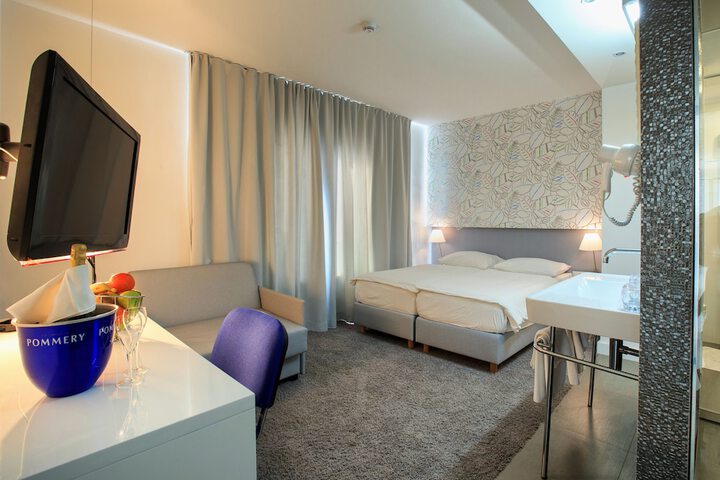 Room 8 of 89