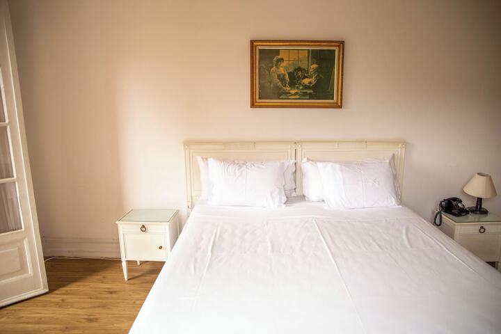 Room 27 of 76